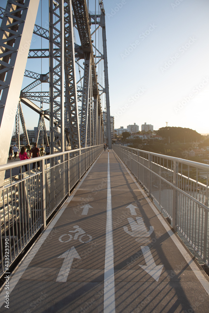 ciclovia e caminho para os pedestres da Ponte Hercílio Luz, Florianópolis, Santa Catarina, Brasil, Florianopolis