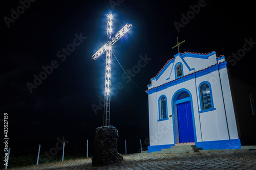 Vista noturna da Capela de Santa Rita, em Guarani, Minas Gerais