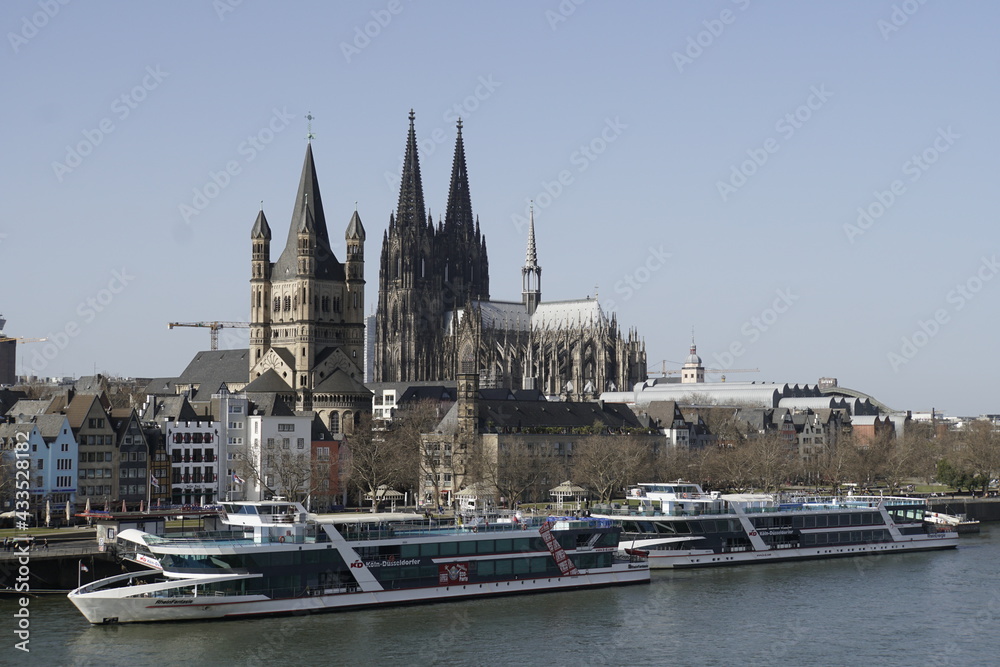 Blick von der Deutzer Brücke auf Gross St. Martin und Kölner Dom - View of Gross St. Martin and Cologne Cathedral from the Deutz Bridge Blick von der Deutzer Brücke auf Gross St. Martin und Kölner Dom - View of Gross St. Martin and Cologne Cathedral from the Deutz Bridge