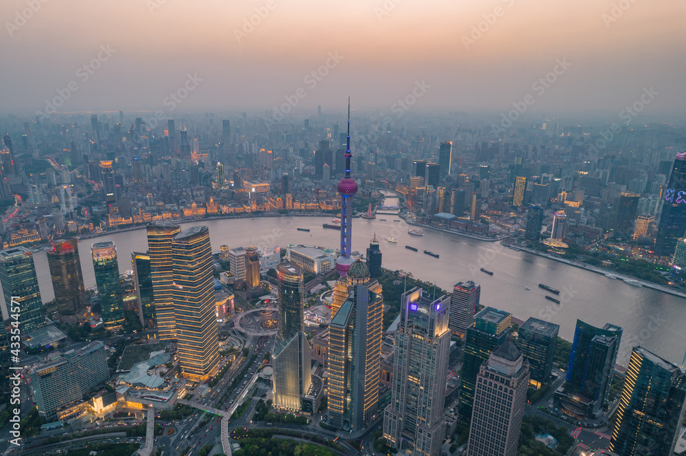 Obraz premium Sunset view of Lujiazui, the financial district in Shanghai, China, aerial shot.