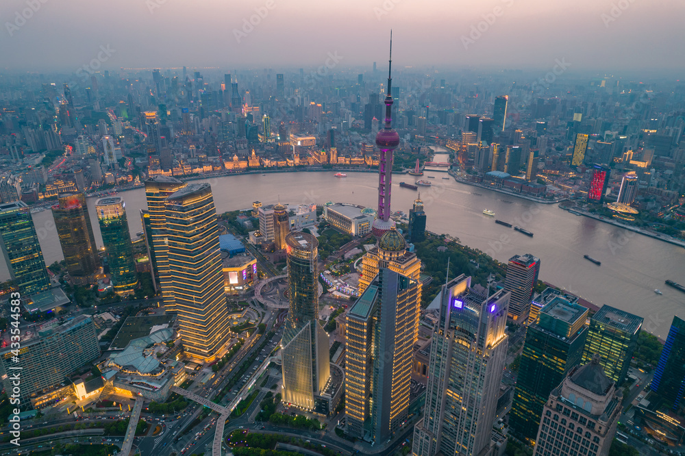 Obraz premium Sunset view of Lujiazui, the financial district in Shanghai, China, aerial shot.