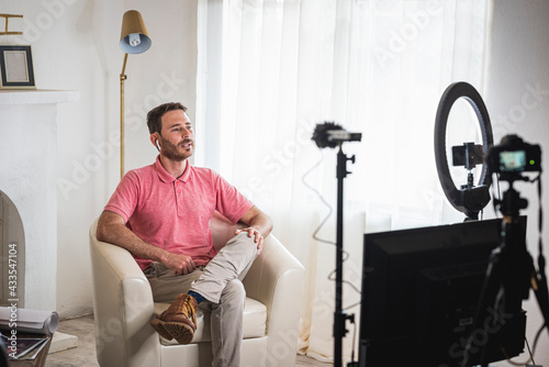 Photos detrás de cámara de un hombre siendo entrevistado con luces y micrófonos para un