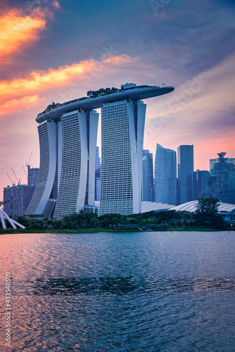 Foto Skyline and view of skyscrapers at sunset in Singapore.