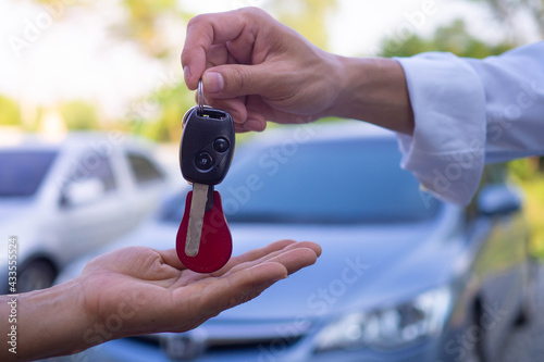 Foto Sales agencies are selling cars and giving keys to new owners