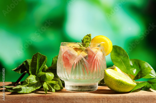 Fotografi Glass of hard seltzer alcoholic cocktail on natural summer background