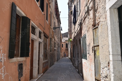 Fototapeta Naklejka Na Ścianę i Meble -  Narrow street in Venice