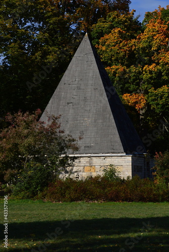 Pyramide im Herbst im Park Neuer Garten  Potsdam  Brandenburg