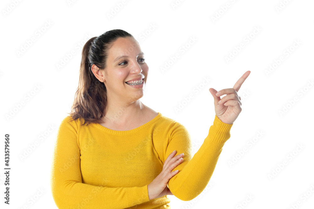 Adult woman in braces wearing a yellow jersey