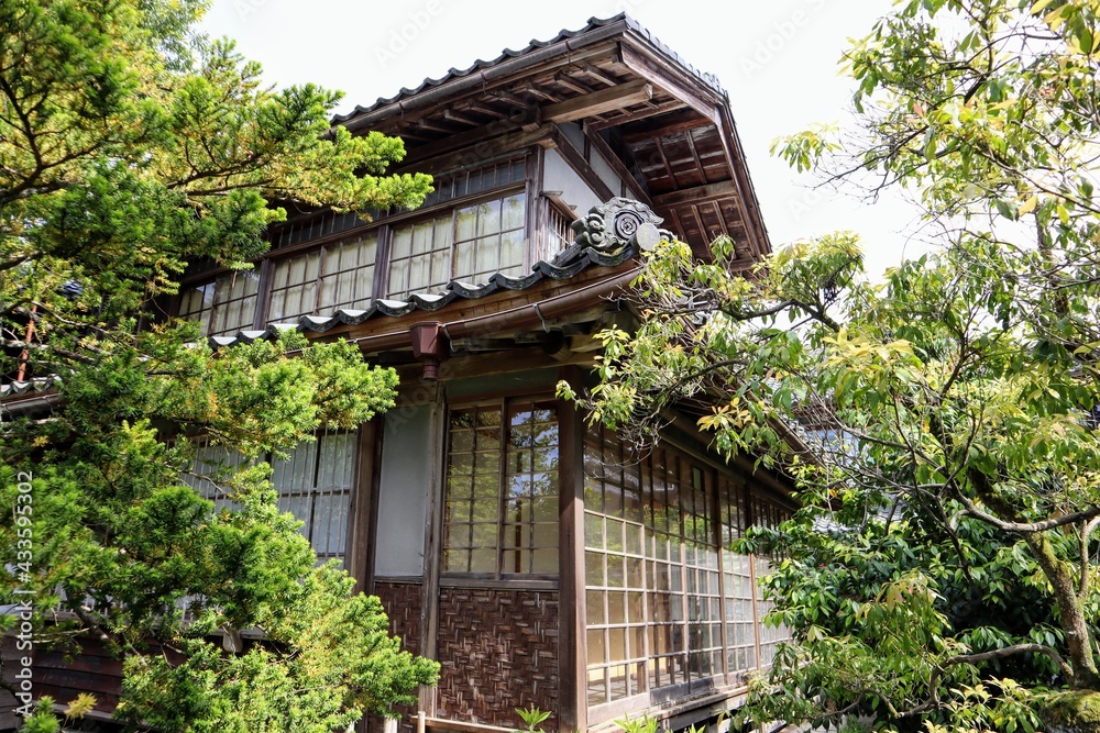 日本の古い家と庭の風景 日本の古い家と庭の風景