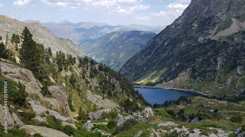 Fototapeta Naklejka Na Ścianę i Meble -  Vistas desde las altas montañas donde sólo se ven picos y la presa de la Restanca en el Valle de Arán, en el Parque Nacional de Aigüestortes.