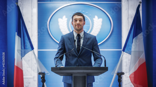 Foto Young Organization Representative Speaking at Press Conference in Government Building
