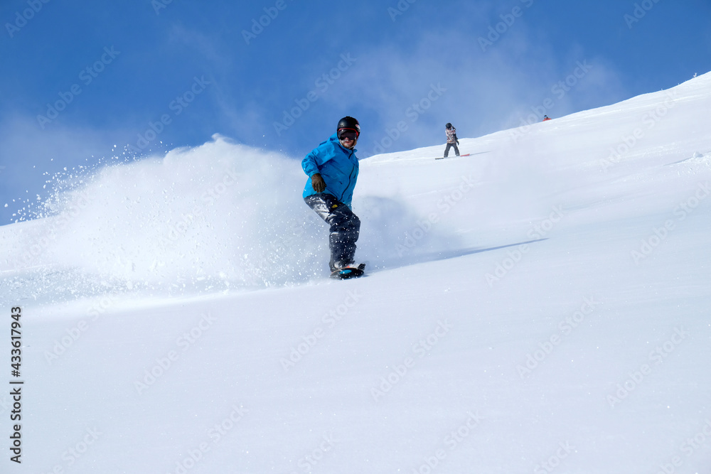 新雪の上を行く