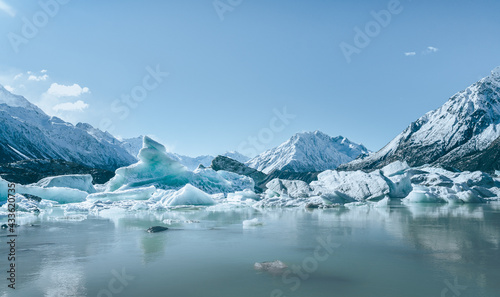 Abgebrochene Eisberge schwimmen auf dem See des Tasman Gletschers im Mount Cook National Park in Neuseeland