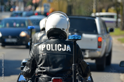 Policjant wydziału ruchu drogowego z motocyklem podczas kontroli miasta. 