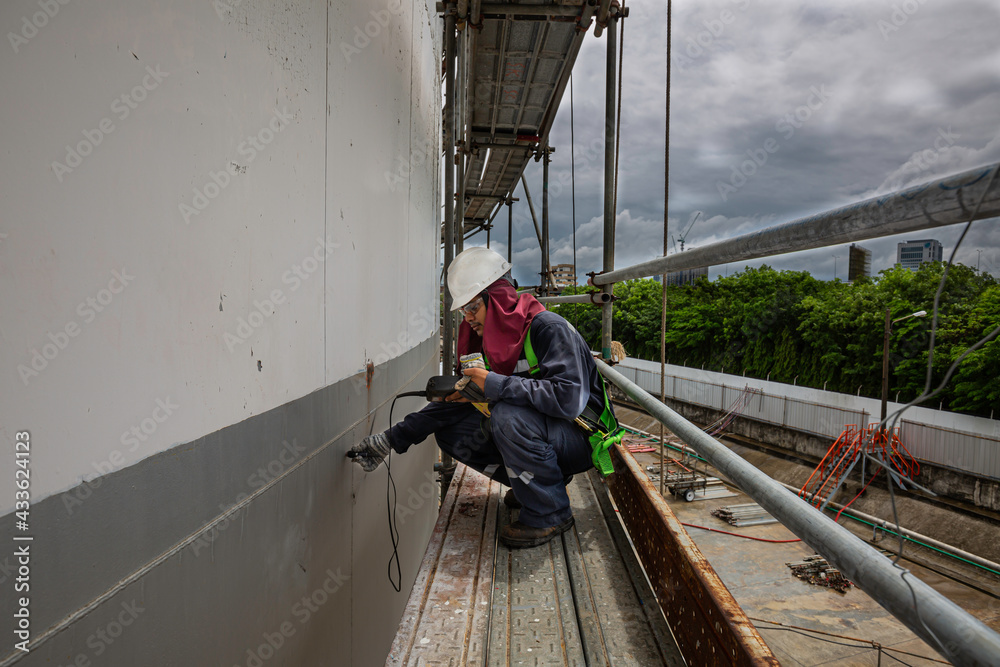 Male worker scaffolding are for inspection ultrasonic thickness shell plate of storage tank Male worker scaffolding are for inspection ultrasonic thickness shell plate of storage tank