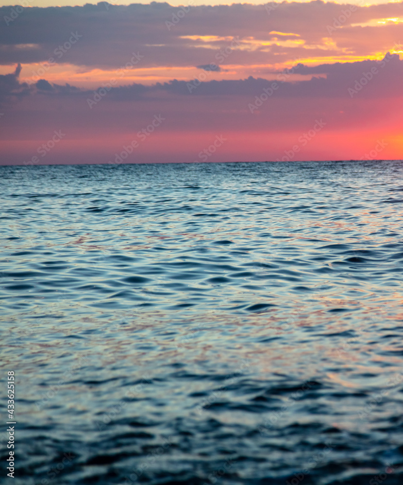 Obraz premium Horizon on the sea at sunset.