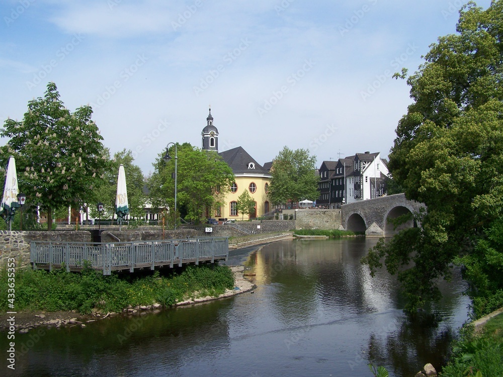 Evangelische Hospitalkirche und Alte Lahnbrücke in Wetzlar, Hessen, Deutschland
