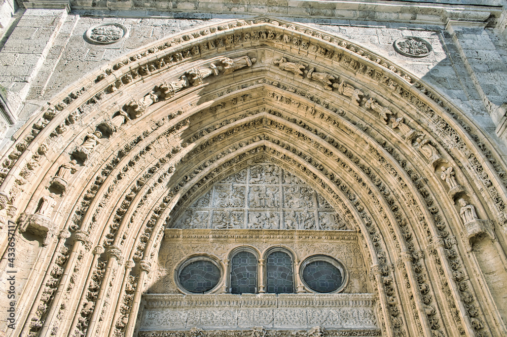 Primer plano arco apuntado con con arquivoltas y tímpano muy decoradas ...