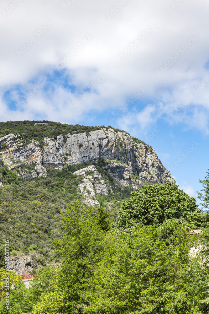 Vue sur la montagne du Cengle depuis Saint-Hippolyte-du-Fort (Occitanie, France)