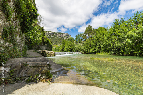 Vue sur le Vidourle et la montagne du Cengle depuis Saint-Hippolyte-du-Fort (Occitanie, France) photo