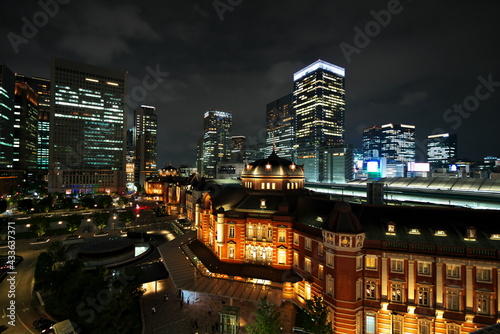 闇夜に輝く東京駅の街並み