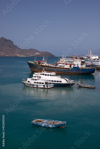 Barcos en el puerto comercial de la ciudad de Mindelo capital de la isla de San Vicente en Cabo Verde