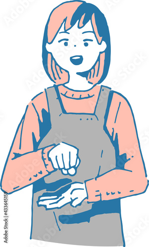 お釣りを渡す女性店員