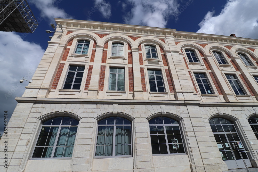 Obraz premium L'ESADSE, école supérieure d'art et design, à la cité du design, vue de l'extérieur, ville de Saint Etienne, département de la Loire, France