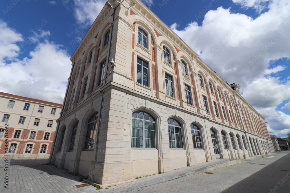 Obraz premium L'ESADSE, école supérieure d'art et design, à la cité du design, vue de l'extérieur, ville de Saint Etienne, département de la Loire, France