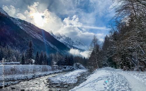 Panorama enneigé et ensoleillé le long de la rivière près du Mont-Blanc