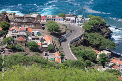 Vista aérea del pueblo de Ciudad Velha, en la costa de la isla de Santiago en Cabo Verde