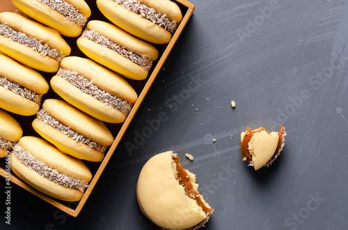 Tableau sur toile Cornstarch alfajores with milk caramel and coconut on a wooden box