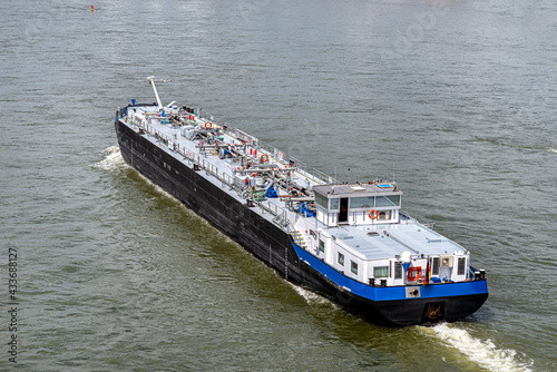 Foto A large barge for the transport of liquid fuels sailing in Germany on the Rhine River