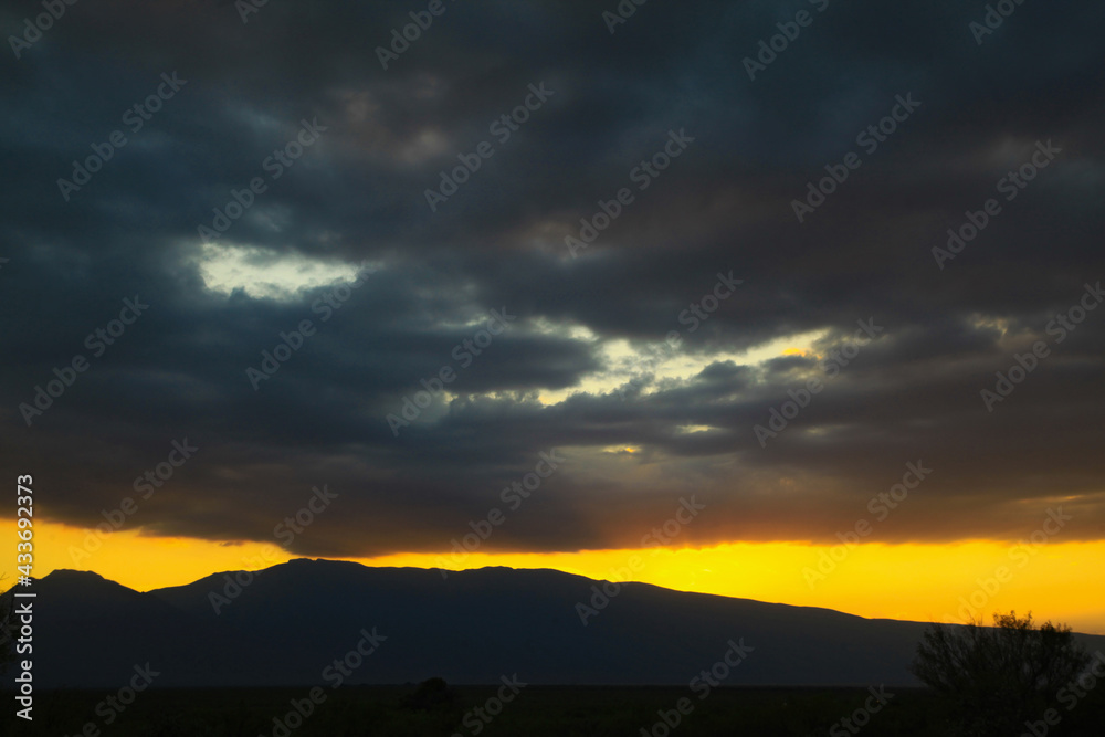Atardecer amarillo. Atardecer amarillo.