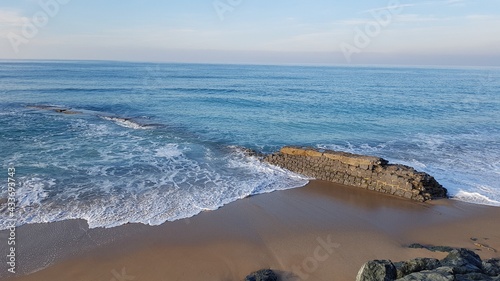 Muy bonita playa de Beart en Francia con agua limpia de color azul y cielo azul photo