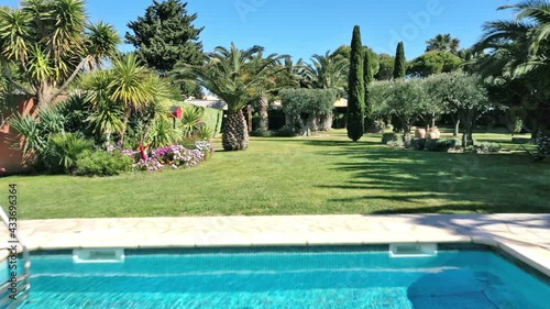 jardin méditerranéen avec piscine
