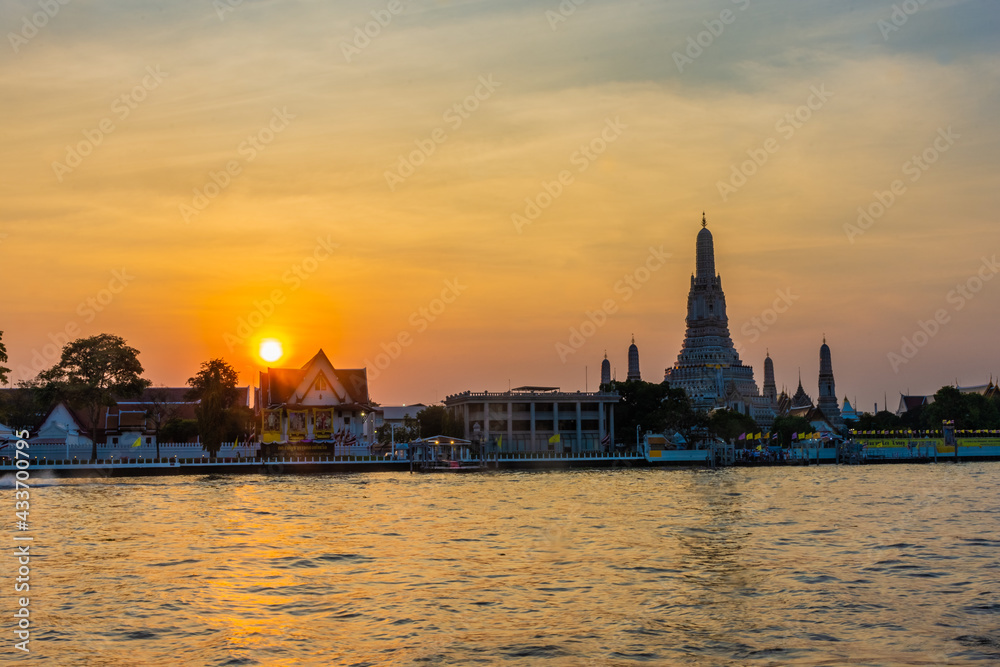 Fototapeta premium BANGKOK, THAILAND, 8 JANUARY 2020: Beautiful sunset over the Temple of Wat Arun
