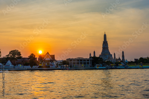 BANGKOK, THAILAND, 8 JANUARY 2020: Beautiful sunset over the Temple of Wat Arun © Stefano Zaccaria