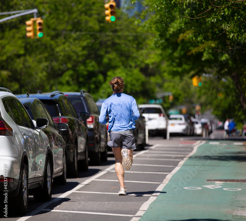 view of an urban runner in New York City © Fernando