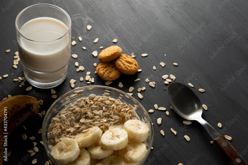 Desayuno saludable de avena con plátano, un vaso de leche y unas ...