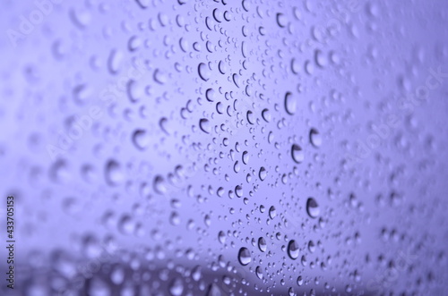 Gotas de lluvia sobre vidrio durante el anochecer en ambiente nostálgico