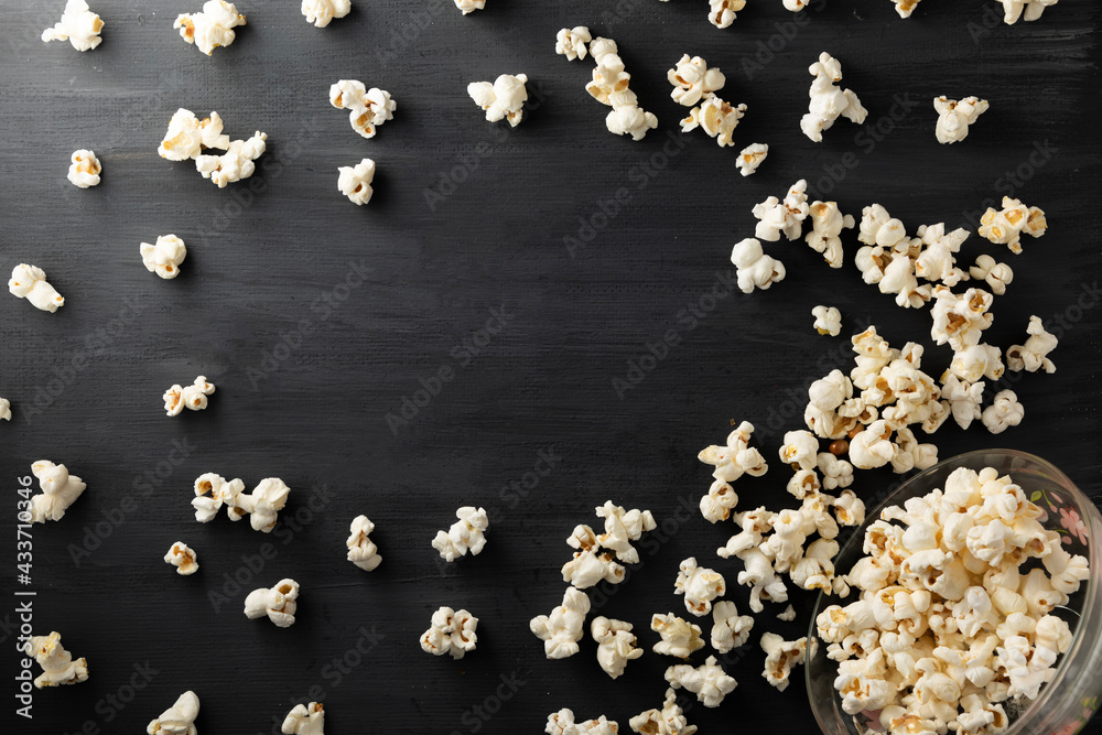 Palomitas de maíz sobre un fondo negro con espacio para texto. Palomitas de maíz sobre un fondo negro con espacio para texto.
