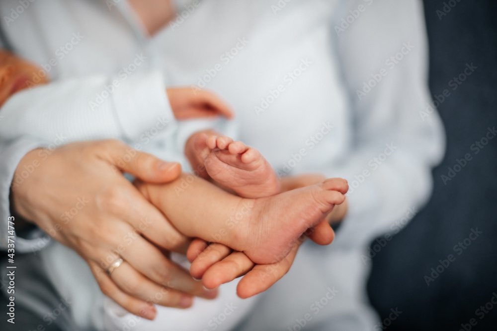 Winzige neugeborene Babys Füße - obrazy, fototapety, plakaty 