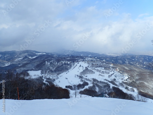 雄大な山の中のスキー場 © LEPANNEAU