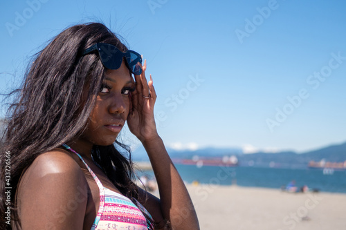 バンクーバーのビーチでサングラスをかけた黒人系カナダ人の少女サングラス