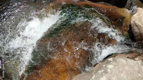 日本の美しい渓谷　水中の泡と光
