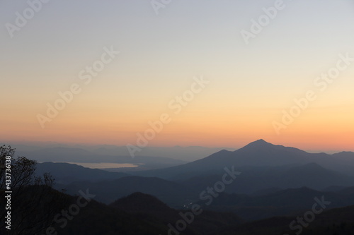 磐梯吾妻スカイラインからの夕焼けに浮かぶ磐梯山と猪苗代湖