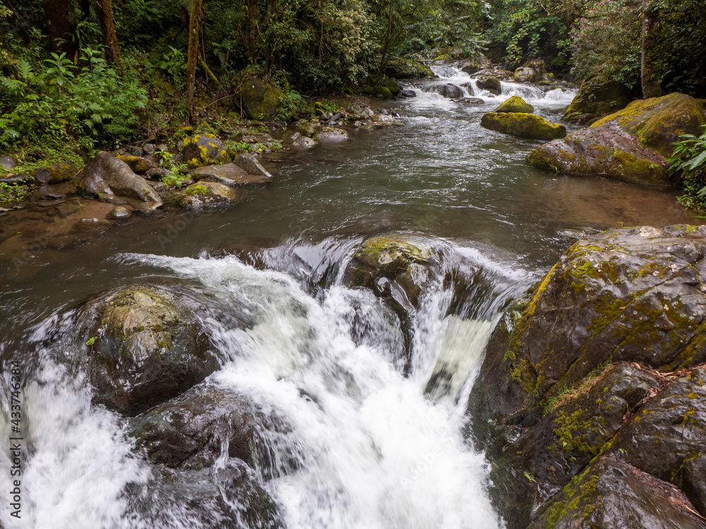 Der Rio Savegre ein Fluss durch das Savegre Tal und dem Los Quetzales Nationalpark in Costa Rica.