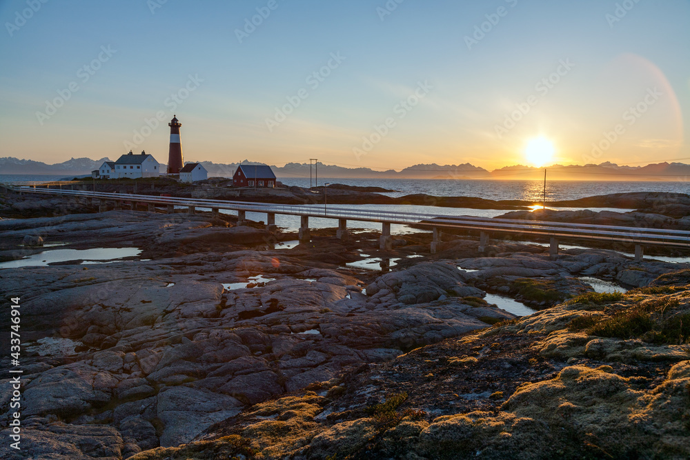 Mitternachtssonne am Leuchtturm Tranøy Fyr, Hamarøy, Vestfjord, Norwegen