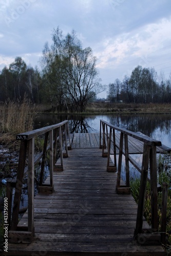 Fototapeta Naklejka Na Ścianę i Meble -  wooden bridge over lake